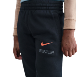 NIKE Sportswear Club Fleece Brand Energy Jogginghose Kinder 010 - black/black/safety orange M (137-147 cm)