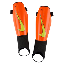 NIKE Charge Schienbeinschoner mit Knöchelschutz...