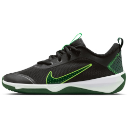 NIKE Omni Multi-Court Hallenschuhe Kinder 012 - black/fir-green strike 36.5