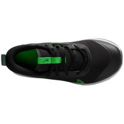 NIKE Omni Multi-Court Hallenschuhe Kinder 012 - black/fir-green strike 38