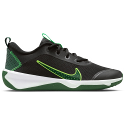 NIKE Omni Multi-Court Hallenschuhe Kinder 012 - black/fir-green strike 38