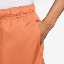 NIKE Sportswear Club Woven Flow Shorts Herren 835 - orange frost M