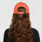 NIKE Club Dri-FIT Metal Swoosh Cap Kinder 842 - turf orange/metallic silver