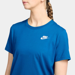 NIKE Sportswear Club Essentials T-Shirt Damen 435 - lt photo blue/white XL