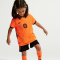 NIKE Niederlande Stadium Heim-Minikit 2025/26 Kinder 809 - hyper crimson/black S (104-110 cm)
