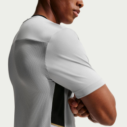 NIKE Academy Dri-FIT Fußball kurzarm Trainingsshirt Herren 077 - lt smoke grey/black/white/metallic gold M