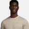 NIKE Dri-FIT Primary kurzarm Fitnessshirt Herren 104 - lt orewood brn/lt orewood brn XL