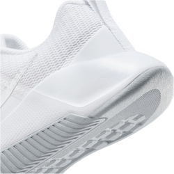 NIKE MC Trainer 3 Fitnessschuhe Damen 100 - white/mtlc platinum-photon dust 42.5