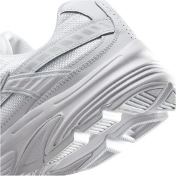 NIKE Initiator Sneaker Damen 100 - white/metallic silver-photon dust 44