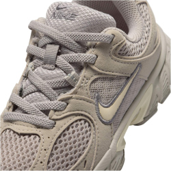 NIKE V5 Runner Suede Sneaker Kinder 201 - moon particle/lt orewood brn 28