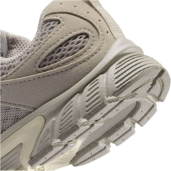 NIKE V5 Runner Suede Sneaker Kinder 201 - moon particle/lt orewood brn 28