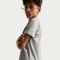 NIKE Sportswear Brandmark T-Shirt Kinder 063 - dk grey heather S (128-137 cm)