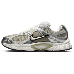 NIKE V5 RNR Sneaker Damen 301 - spruce fog/summit white-metallic silver 37.5
