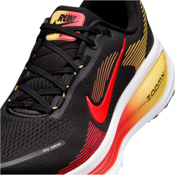 NIKE Vomero 18 Laufschuhe Herren 016 - black/bright crimson-lt crimson 40.5
