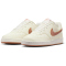 NIKE Court Vision Low-Top Sneaker Damen 119 - sail/mtlc red bronze-rose gold 42.5