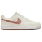 NIKE Court Vision Low-Top Sneaker Damen 119 - sail/mtlc red bronze-rose gold 42.5