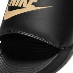 NIKE Victori One Badelatschen Herren 006 - black/metallic gold-black 44