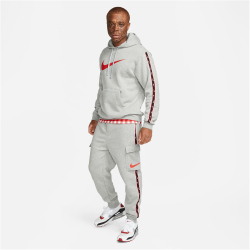 NIKE Sportswear Repeat Fleece Cargohose Herren 064 - dk grey heather/lt crimson S