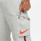 NIKE Sportswear Repeat Fleece Cargohose Herren 064 - dk grey heather/lt crimson S