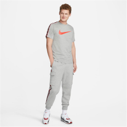 NIKE Sportswear Repeat T-Shirt Herren 064 - dk grey heather/lt crimson S
